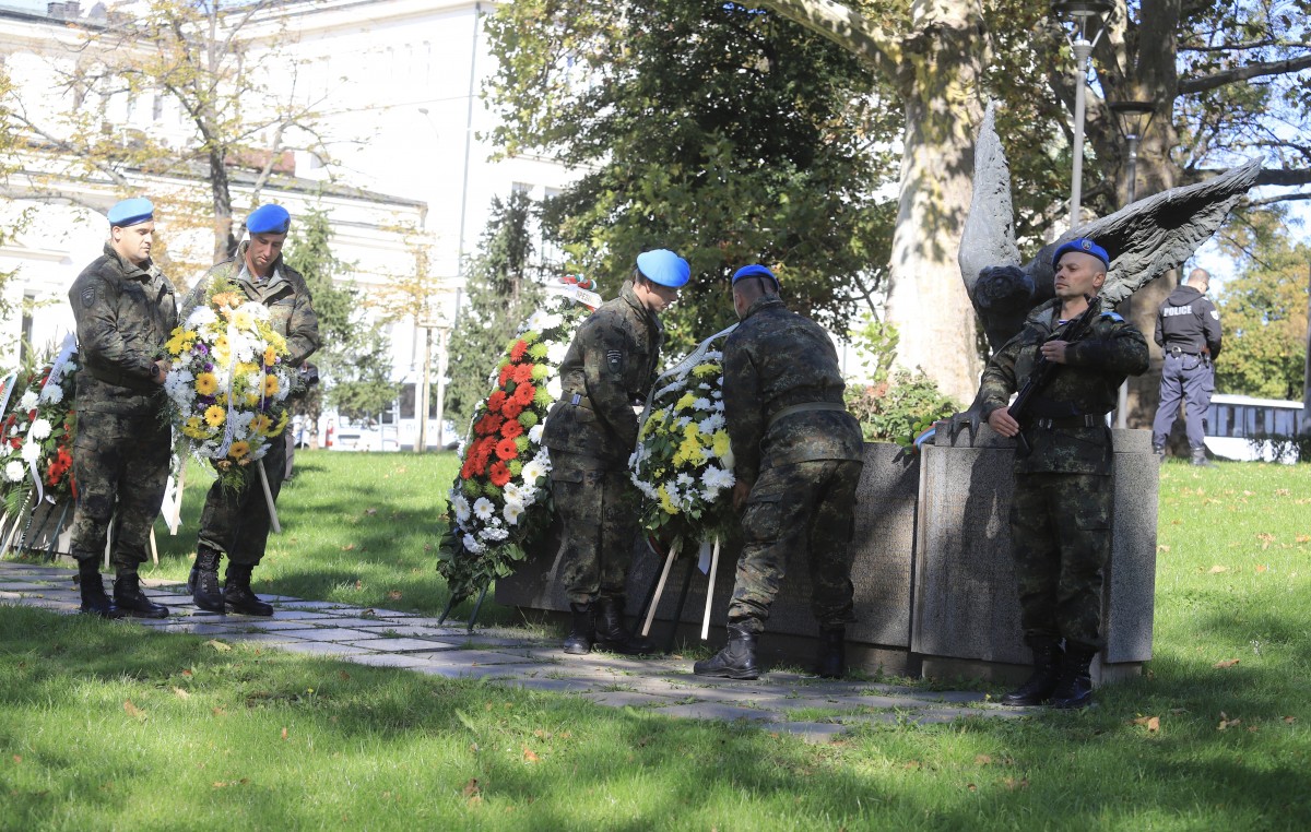 Прекланяме глави пред подвига на военните парашутисти