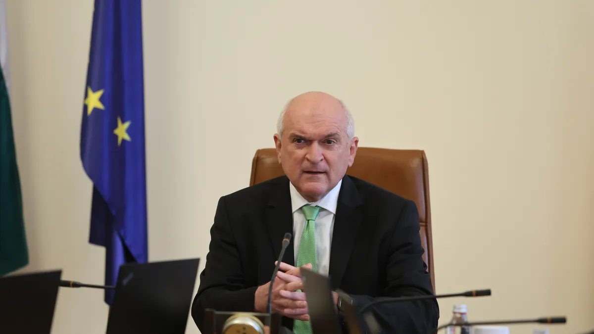 Премиерът Главчев призова земеделци и строители да помагат в борбата с пожарите