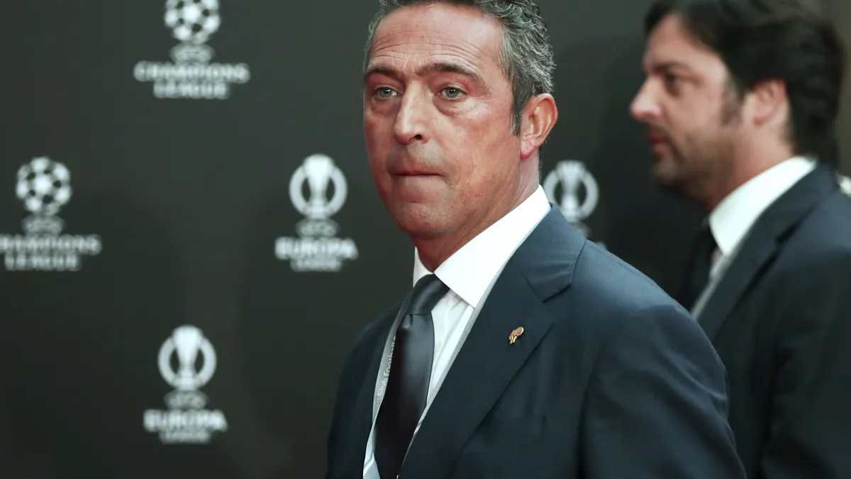 Президентът на Фенербахче Али Коч бе ударен с бутилка