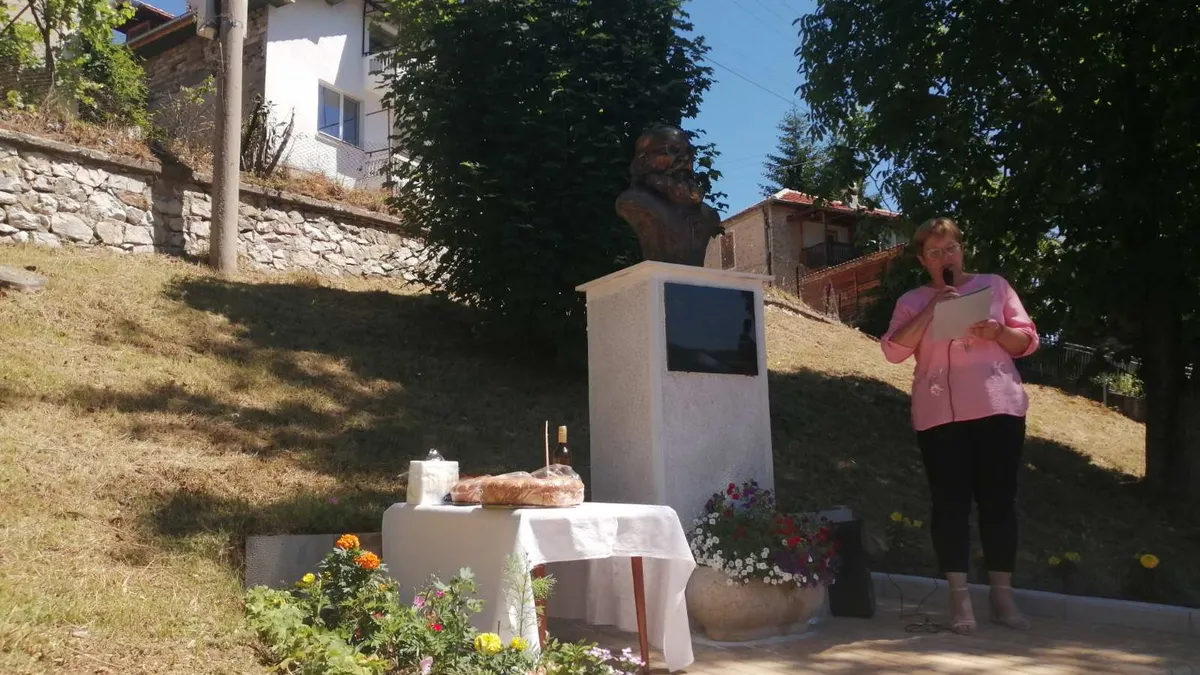 Признателните родопчани издигнаха паметник на отец Атанас Аролски