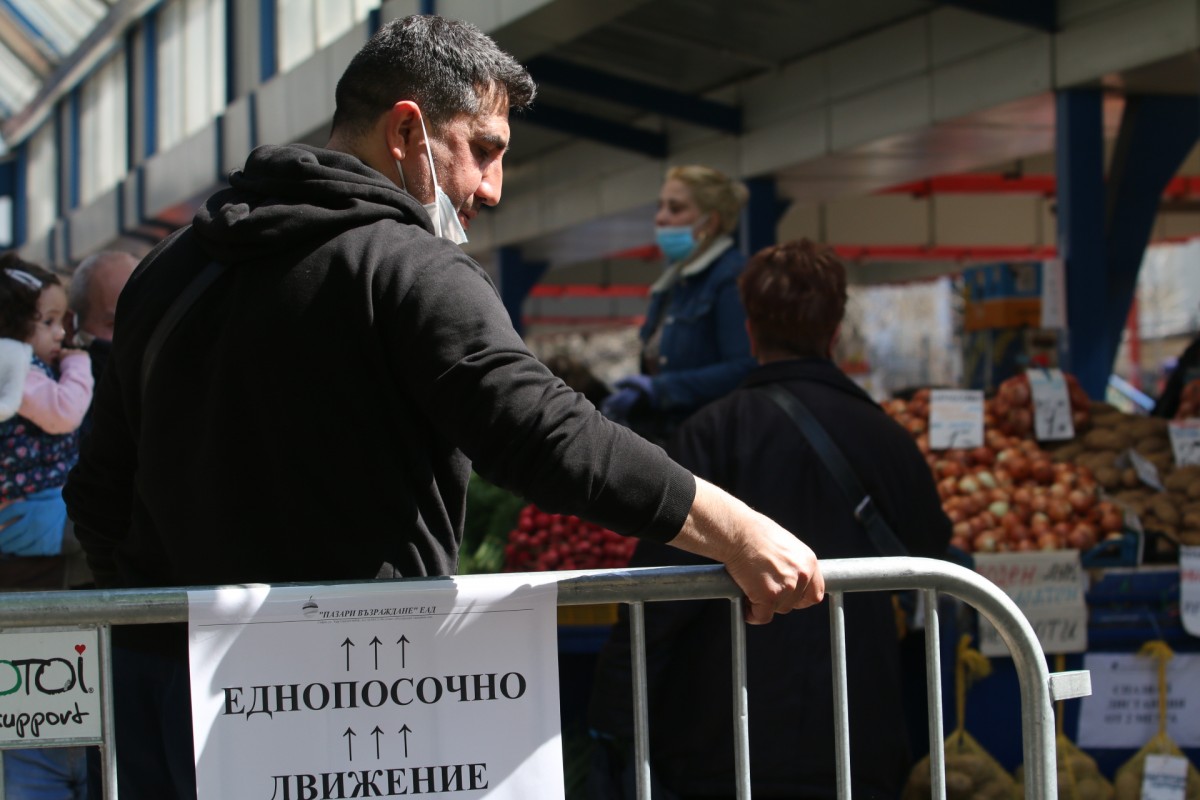 Продавачите на пазара в "Младост" 1 вече са с шлемове, затегнаха и мерките на Женския пазар