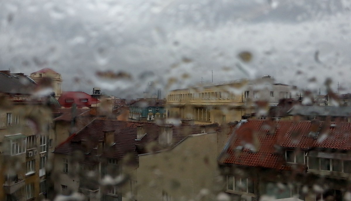 Облачно, на места ще има валежи от дъжд