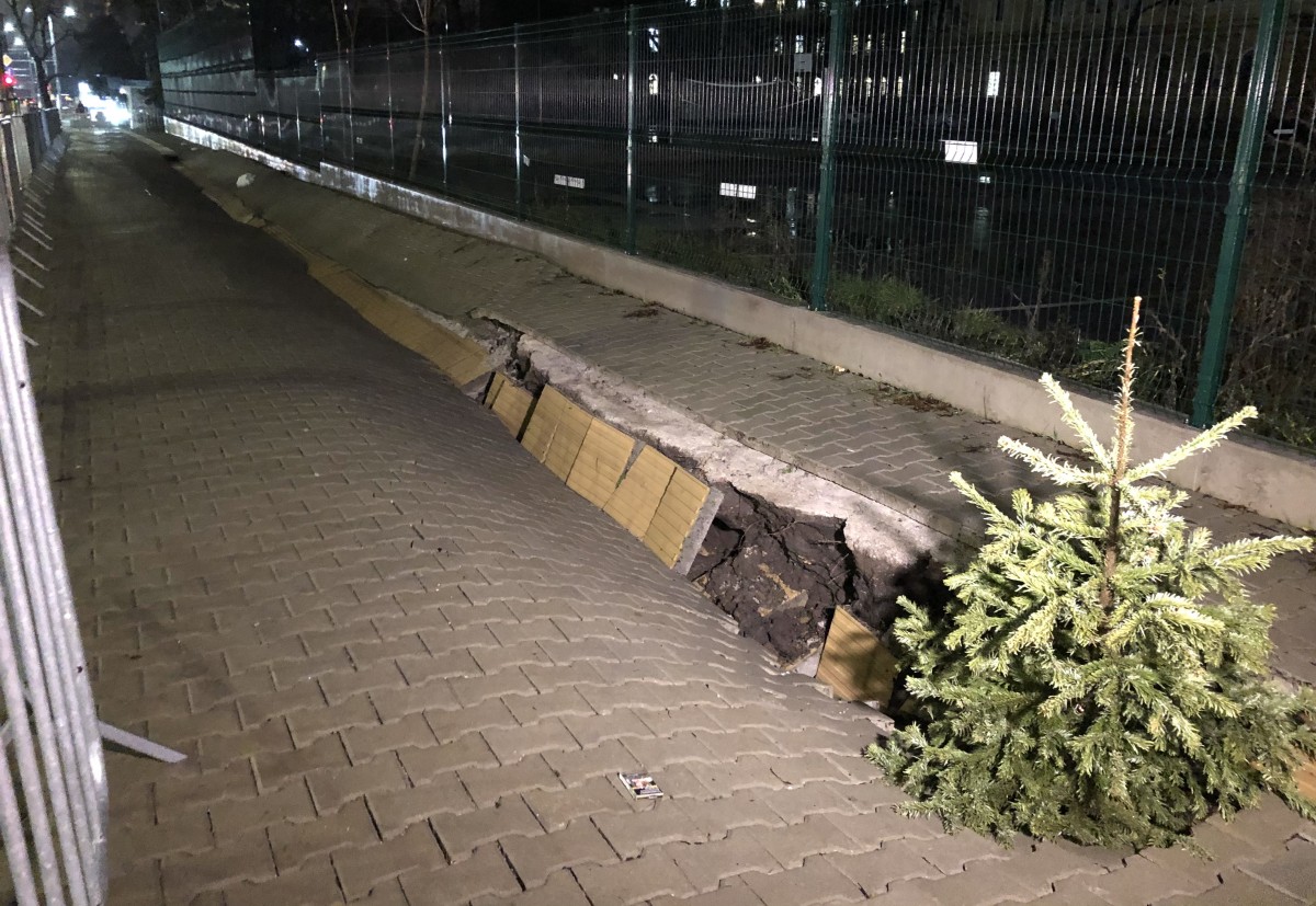 Пропадна новият тротоар при една от станциите на линия 3 на метрото