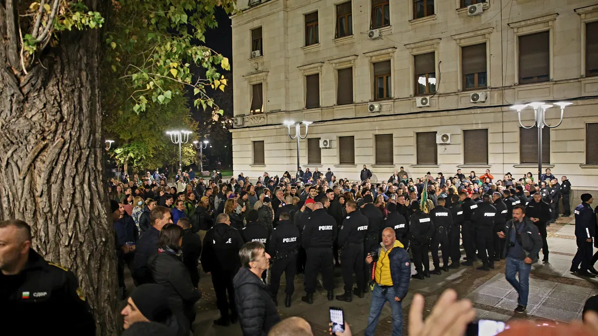 Протест и контрапротест пред Народния театър: Кордон полиция пази входа, дойдоха актьори и политици