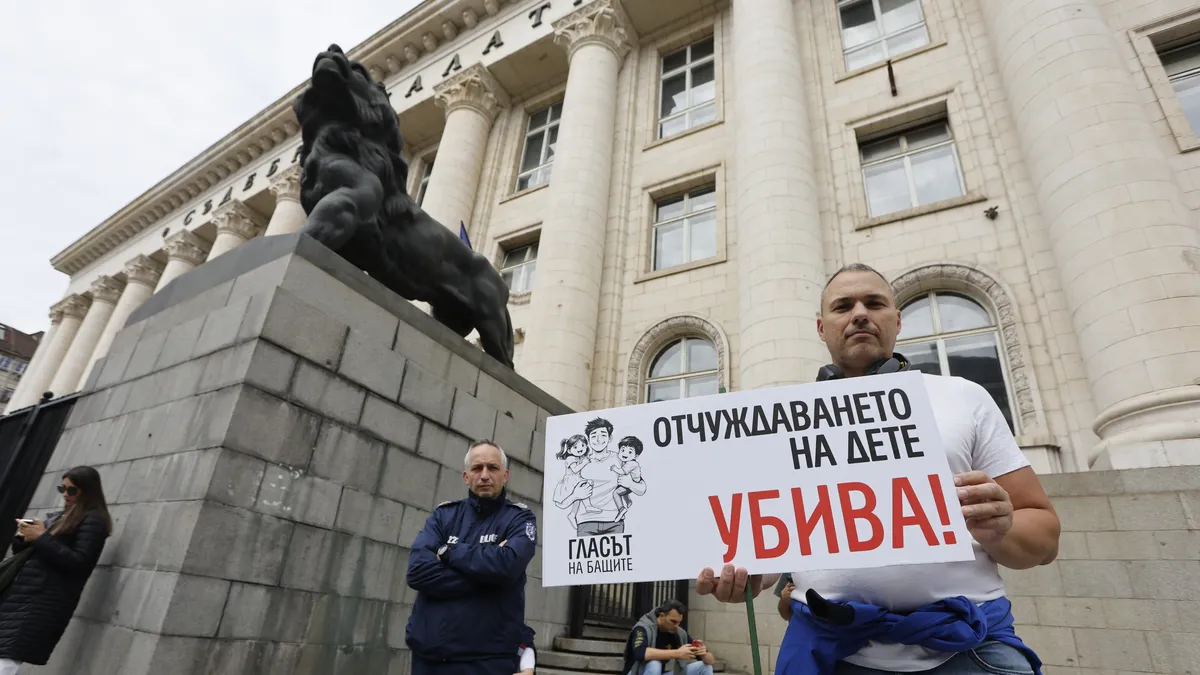 Протест срещу насилието над деца: Детството не е бойно поле