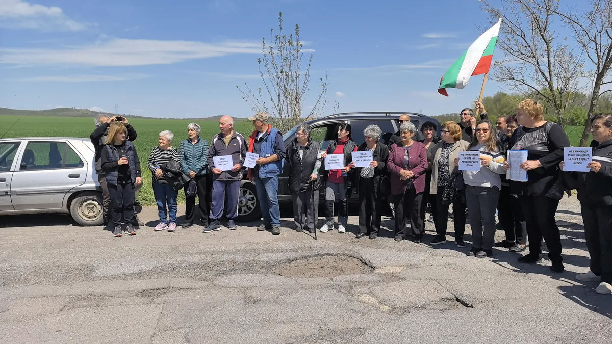 Протест заради "лунен пейзаж" на път край Ямбол