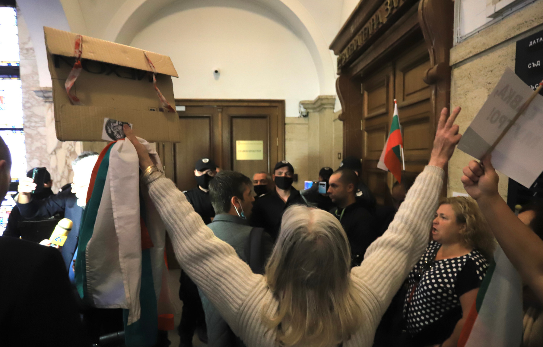 Протестиращи влязоха в Съдебната палата и поискаха оставката на Гешев