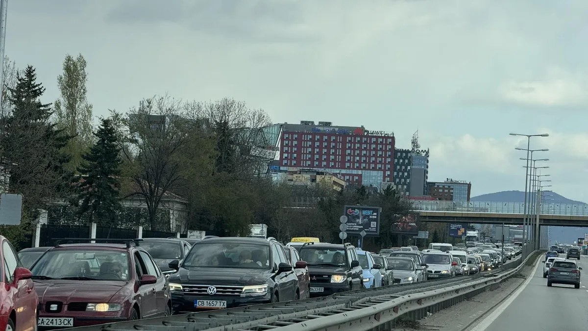 Протестът в центъра на София предизвика километрично задръстване на „Цариградско шосе“ 