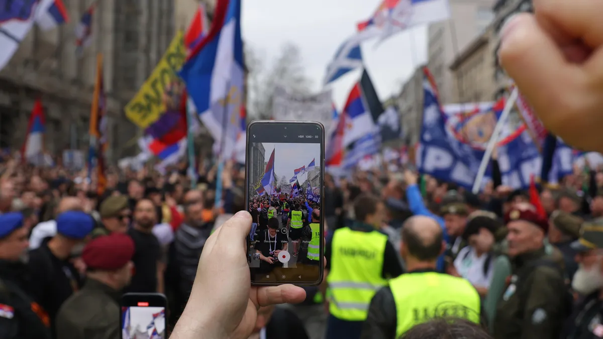 Протести с искане за нови избори ще се проведат в над 30 града в Сърбия
