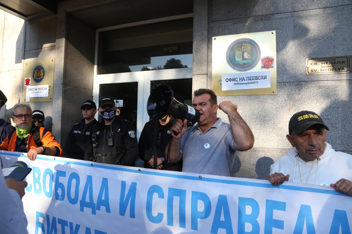 Протестиращи блокираха КПКОНПИ (ОБНОВЕНА)