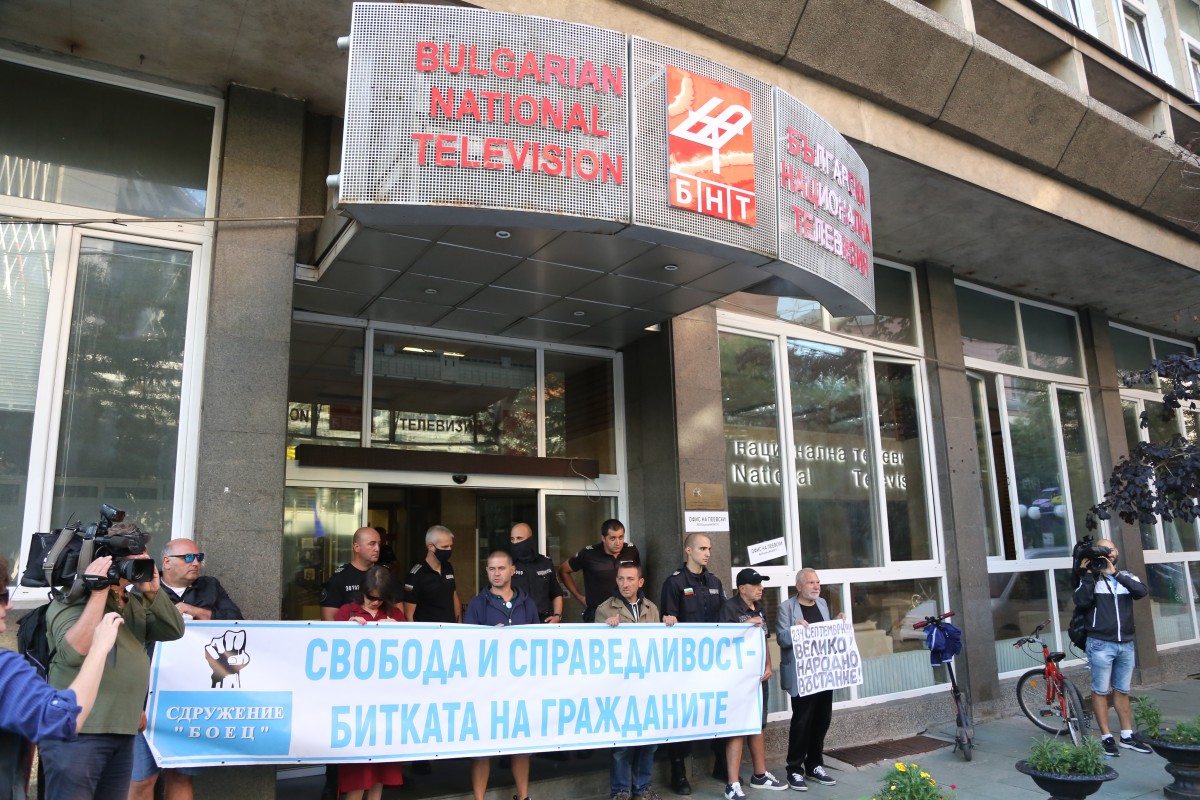 Протестиращи блокираха сградата на националната телевизия