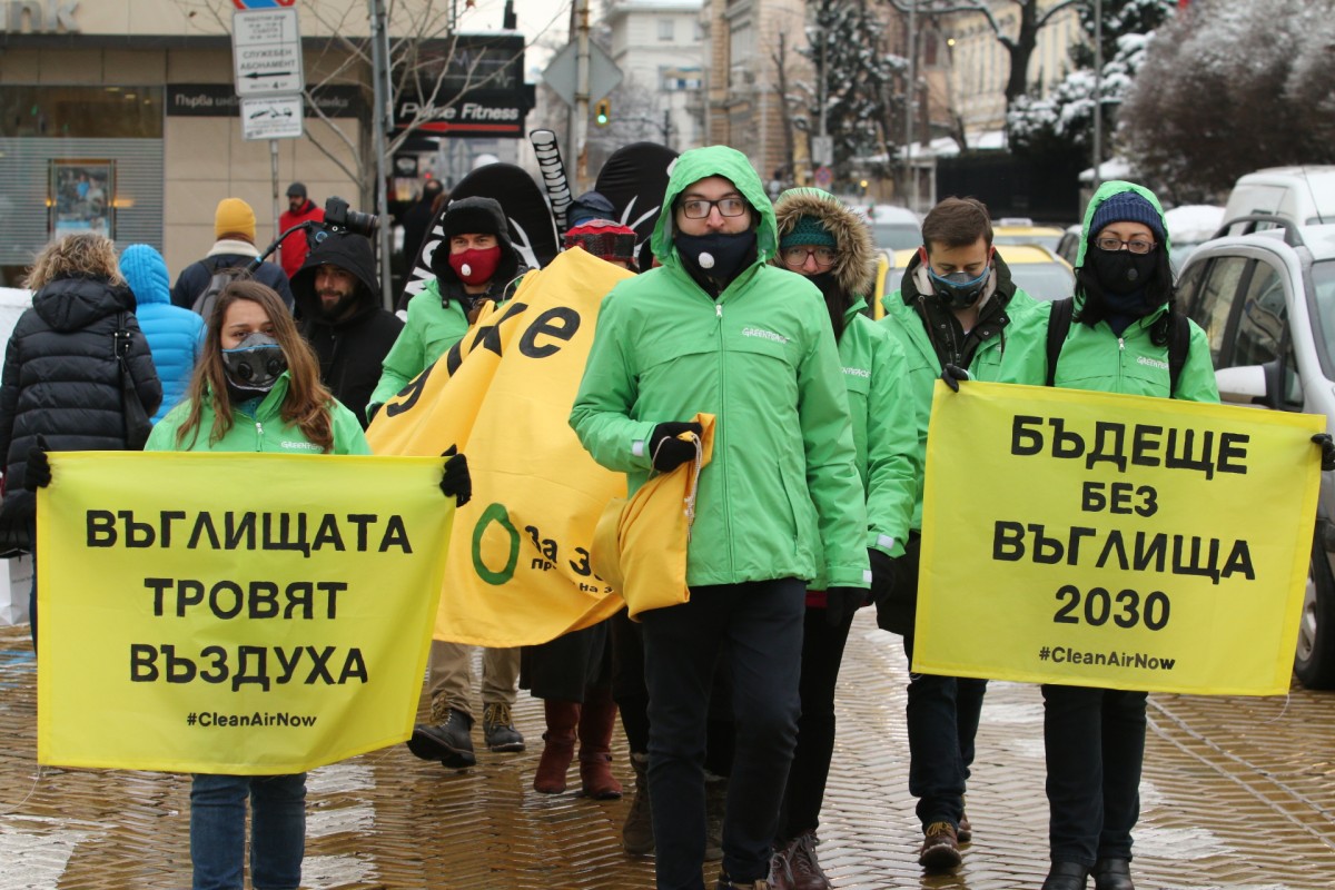 Протестиращи към депутатите: Все повече ТЕЦ-ове горят боклуци