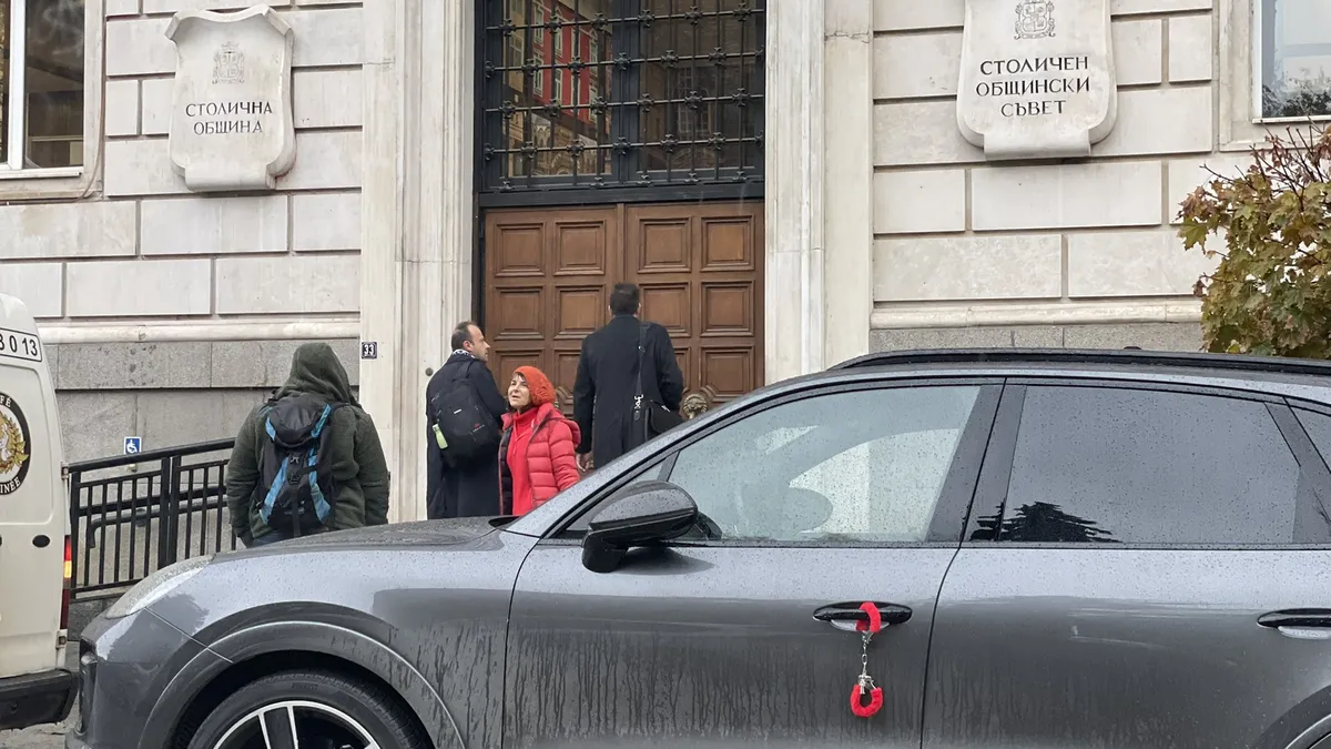 Протестиращи от „Опълченска“ закопчаха джипа на Васил Терзиев с червени белезници