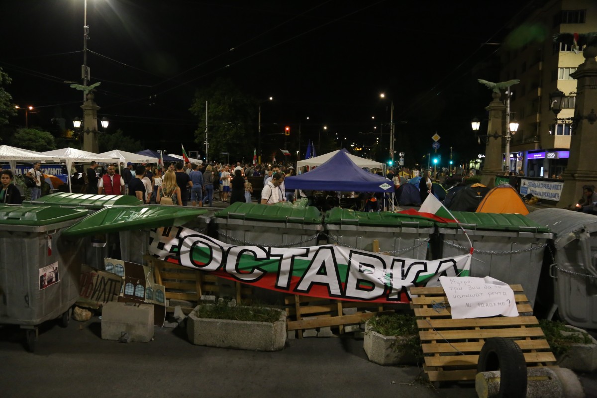 Протестиращите направиха общо моление на Орлов мост на връх Голяма Богородица