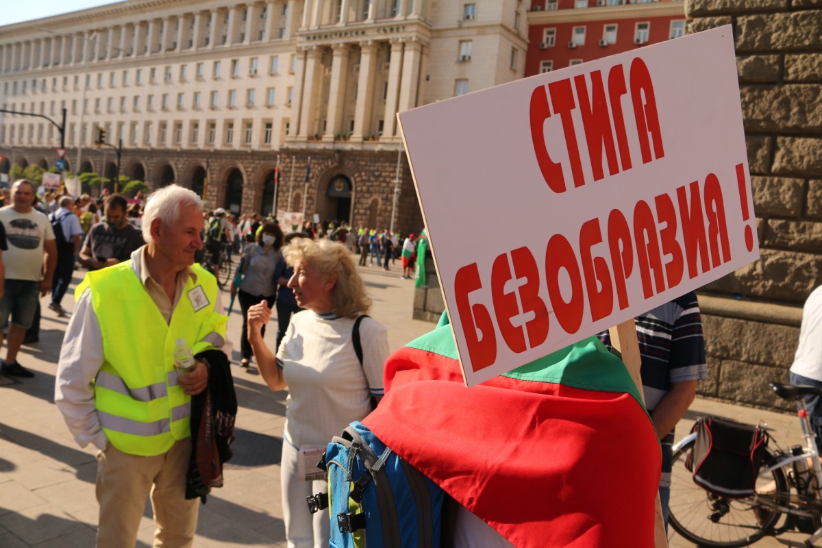 Протестиращите обявиха национална стачка