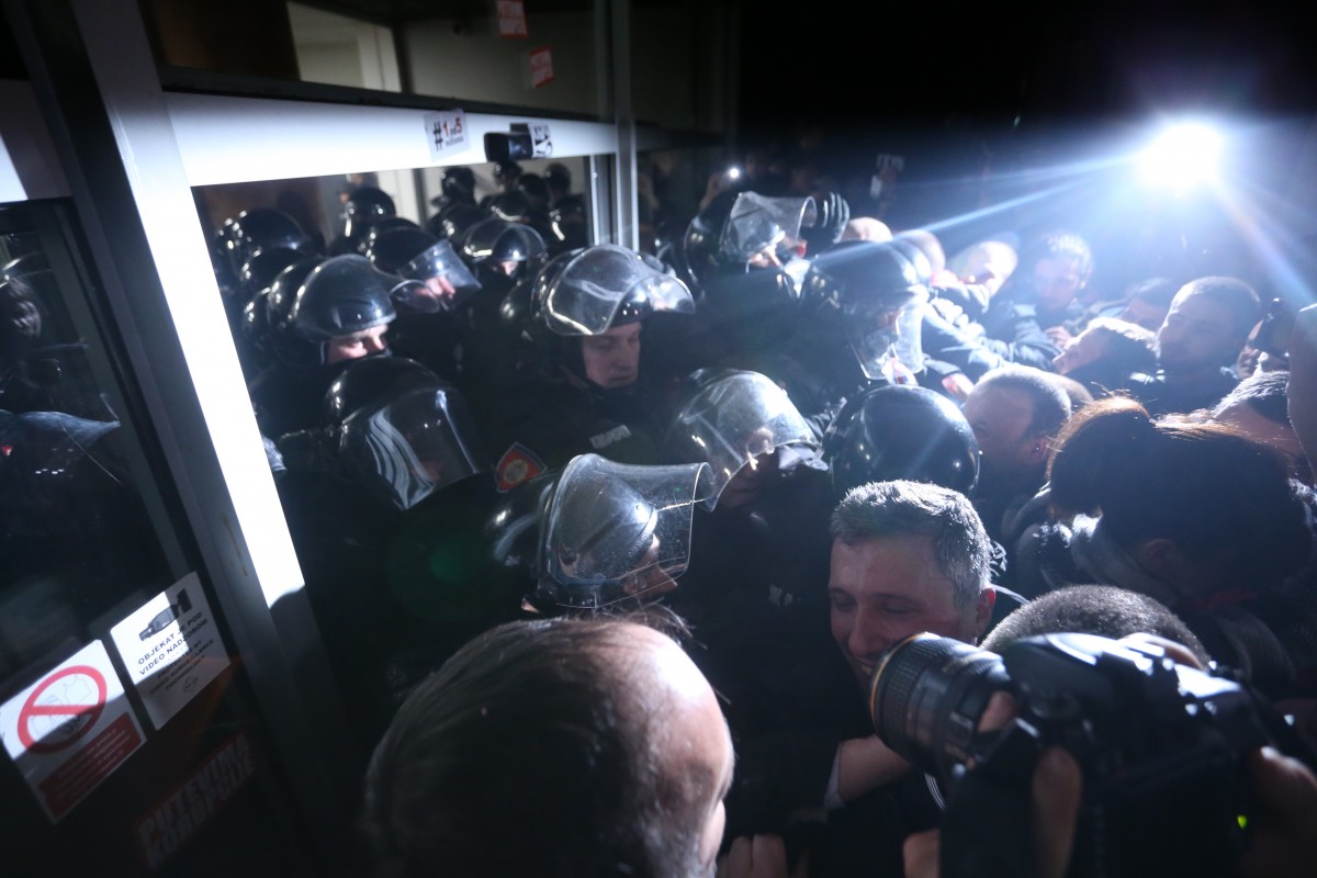 Протестиращите срещу Вучич влязоха в РТС, властта изпрати жандармерията