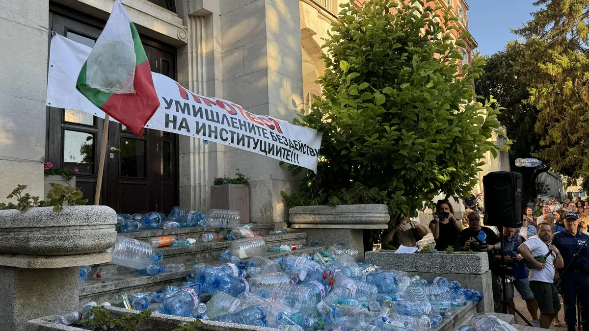 Протестиращите в Плевен хвърлиха празни бутилки и туби от вода по сградата на ВиК