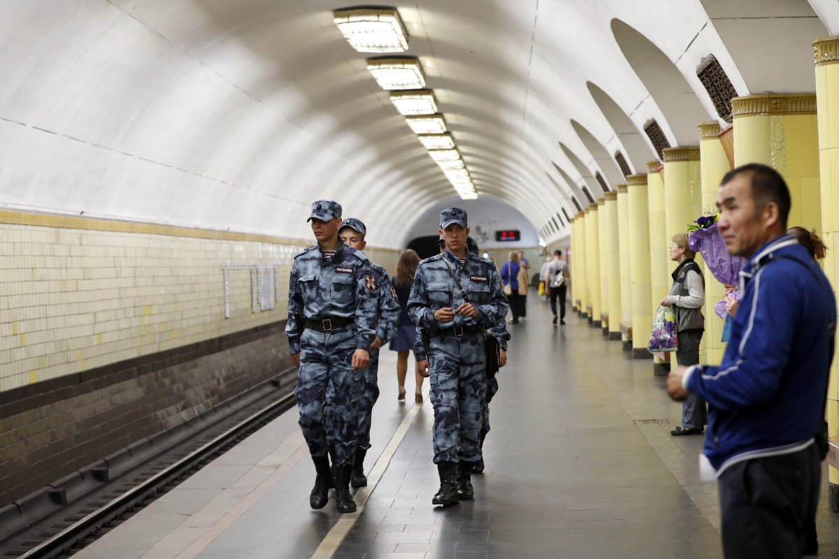 Проверяват за бомби над 100 училища, молове и метрото в Москва