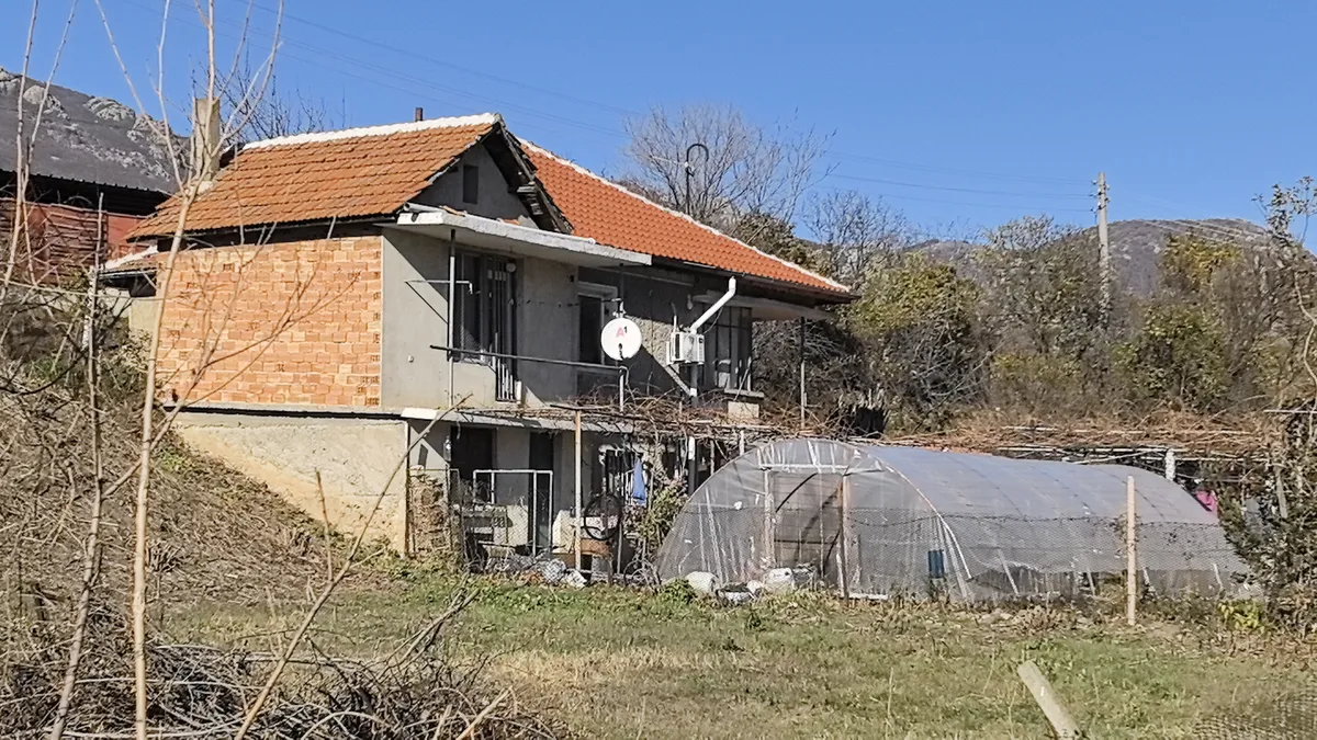 Психично болен преби родителите си, бащата почина