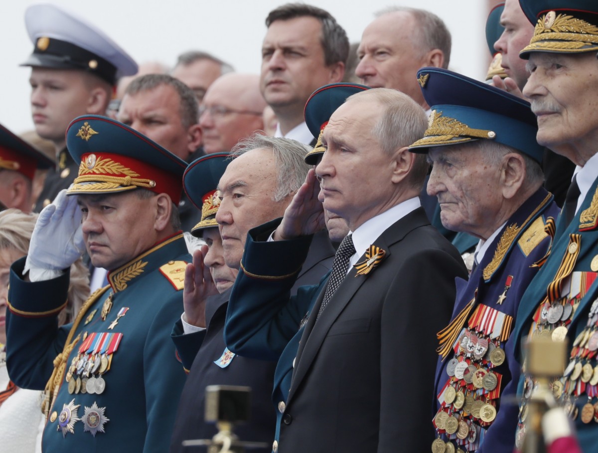 Путин обеща нови модерни оръжия на армията и флота