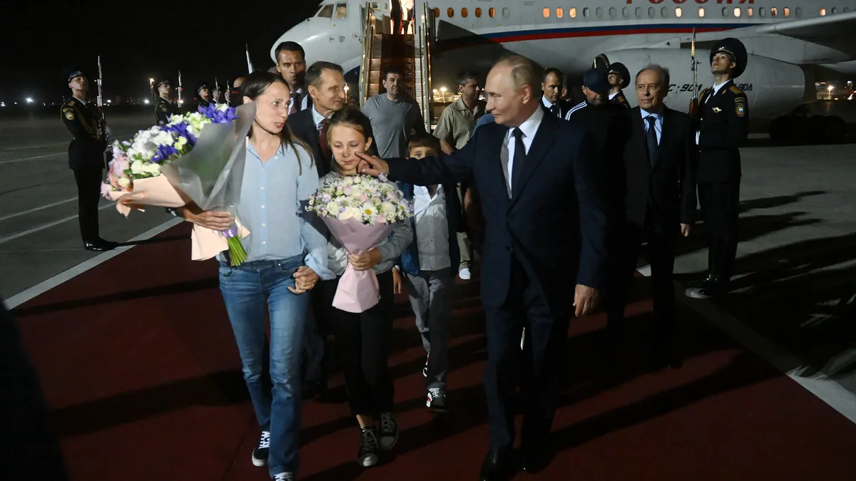 Путин посрещна в Москва освободените от Запада руски затворници