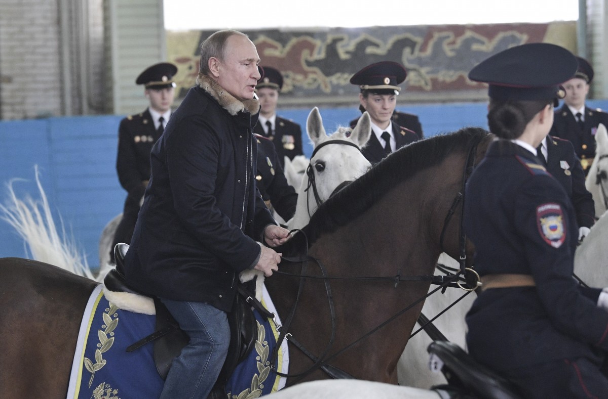 Путин яхна кон за 8 март с полицаи