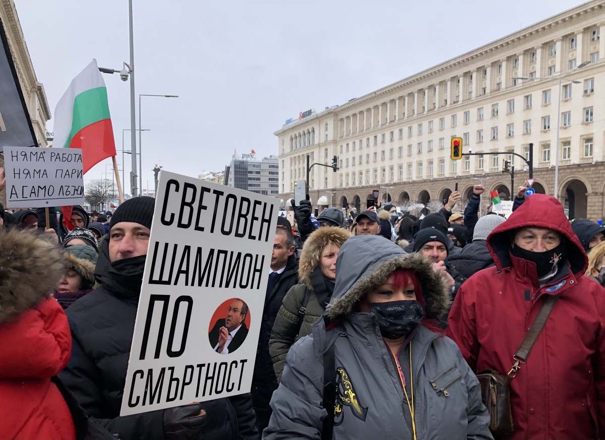 Работещи в барове и ресторанти протестират с музика и танци в центъра на София