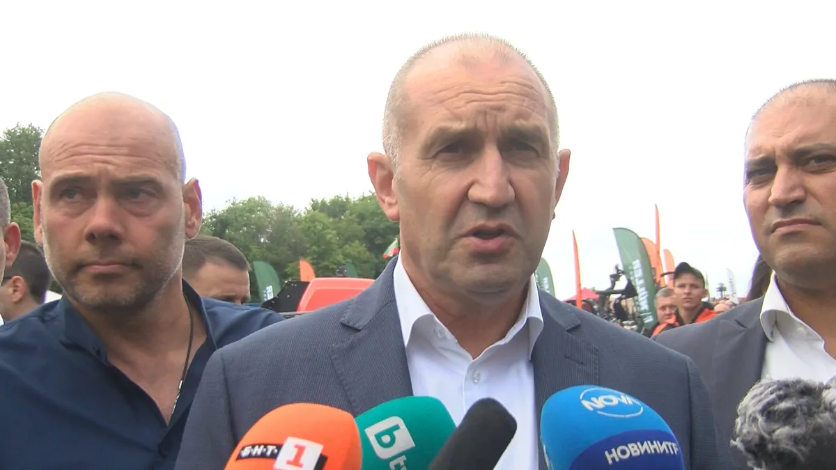 Радев: Черната дупка на олигархията поглъща българската политическа система