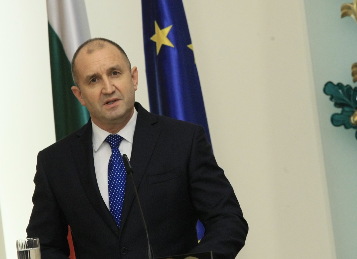 Радев: Честит празник на всички, които не се поддават на манипулацията