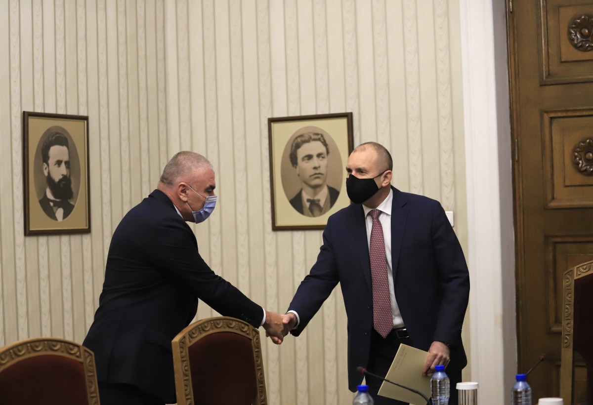 Управляващите против „екзотични идеи“ за изборите; Радев: ЦИК е в цайтнот