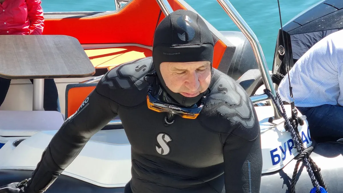 Радев почиства морското дъно край остров Света Анастасия