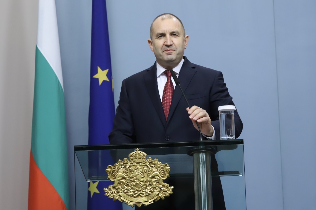 Радев поиска оставката на правителството и главния прокурор