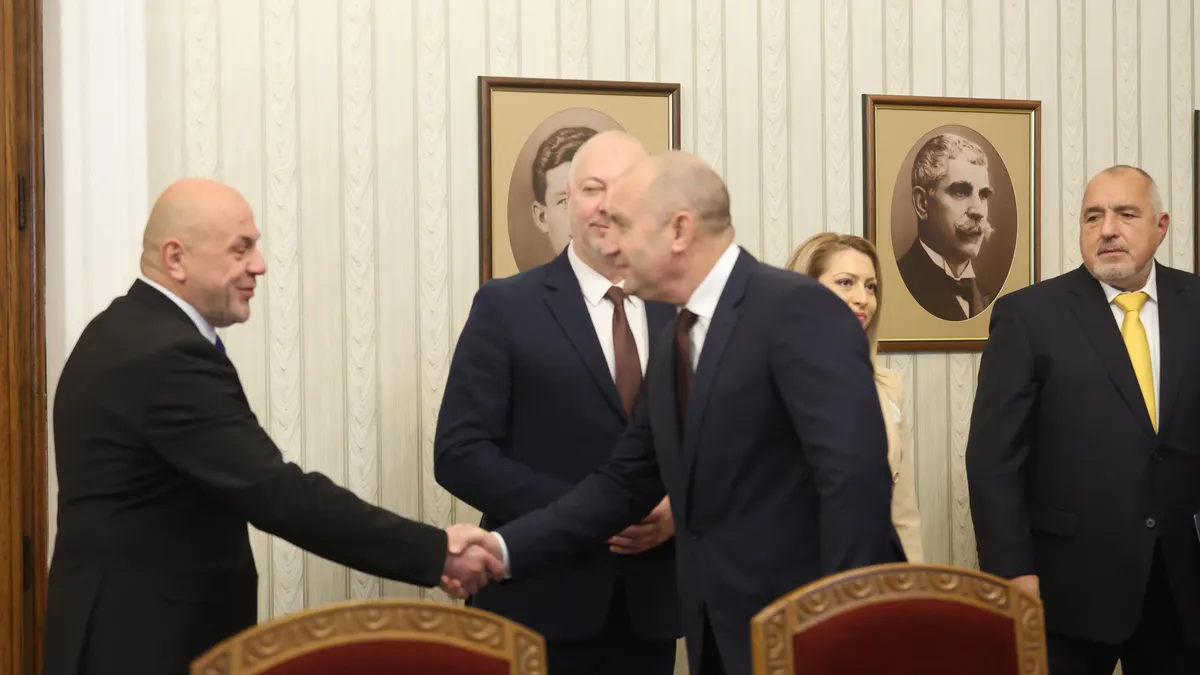 Радев продължава консултациите с парламентарните групи без ДПС-Ново начало