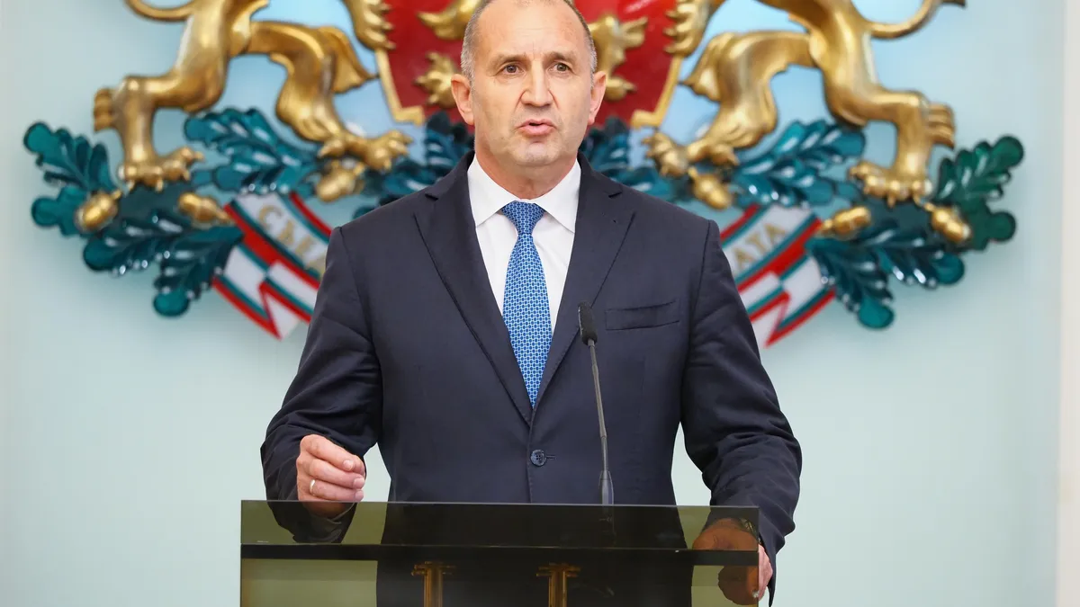 Радев внесе предложението си за референдум за еврото в Народното събрание