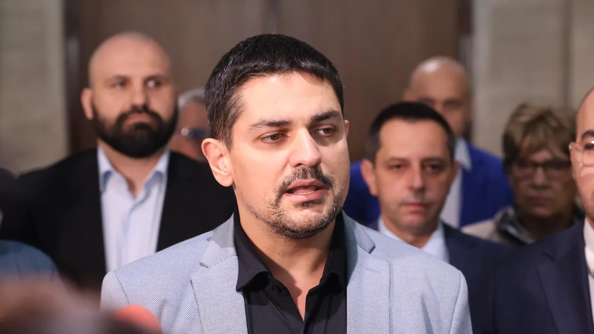 Радостин Василев: Вотът на недоверие е депозиран
