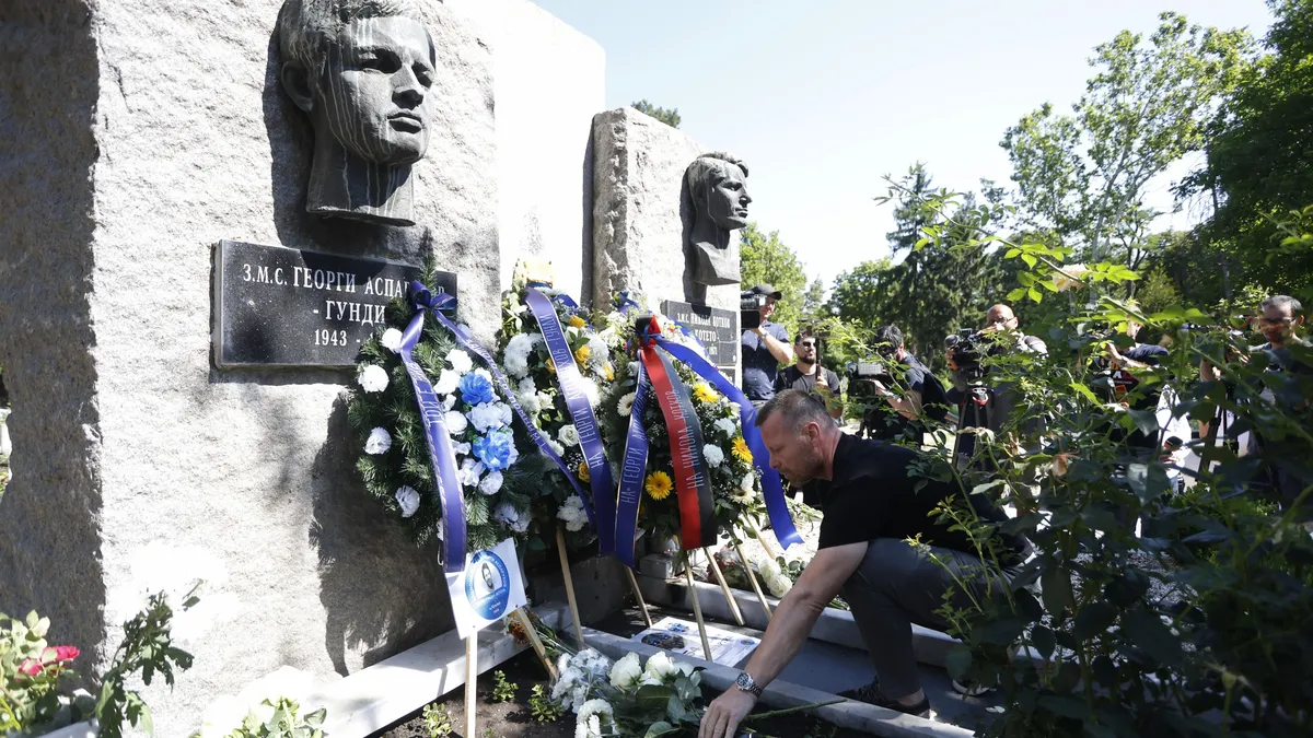 Ръководство, ветерани и фенове на Левски поднесоха венци и цветя по случай 54 години от гибелта на Гунди и Котков