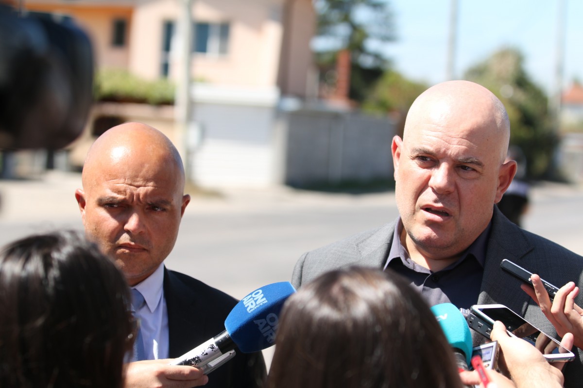 Разбиха група за лихварство и рекет, задържаха петима