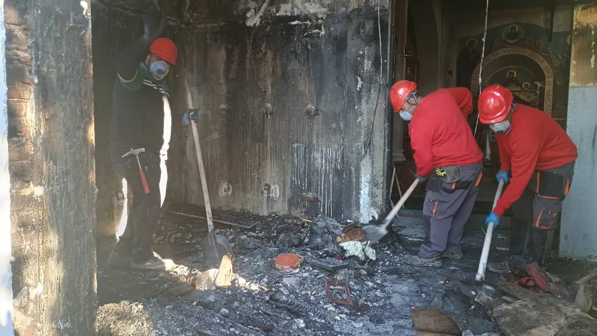 Разчистват храм Света Богородица в Сливен след пожара