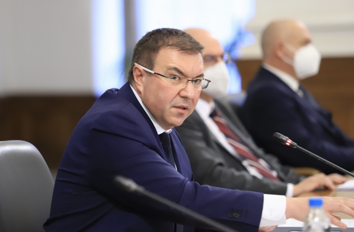 Разрешиха плановите операции и практиките за студенти и ученици
