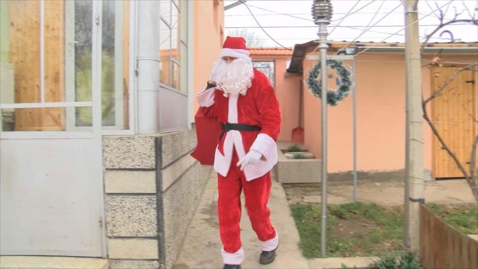 Дядо Коледа от Горна Оряховица, който помага на болните