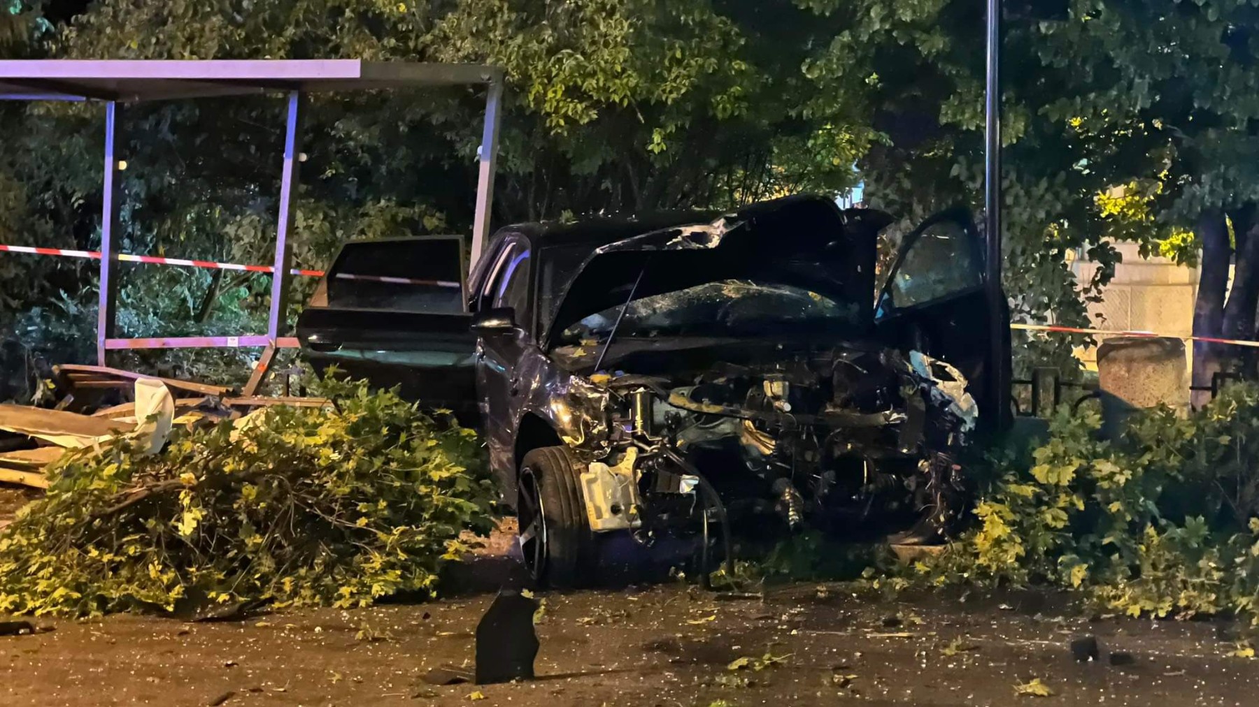 20-годишен "разчлени" автомобил след удар в дърво, стълб и автобусна спирка