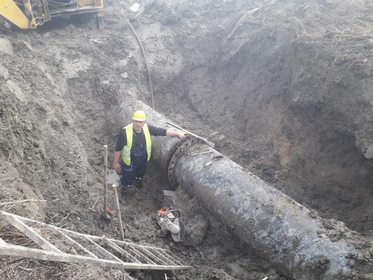 Ремонират авариралия водопровод в Свищов