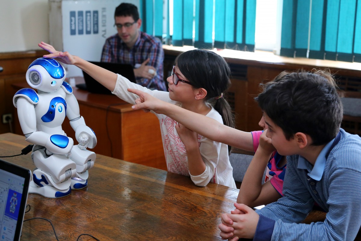 Роботи ще преподават в училището на бъдещето