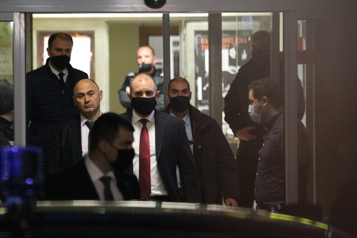 Румен Радев: Правителството бяга от кризата и ръси пари на посоки