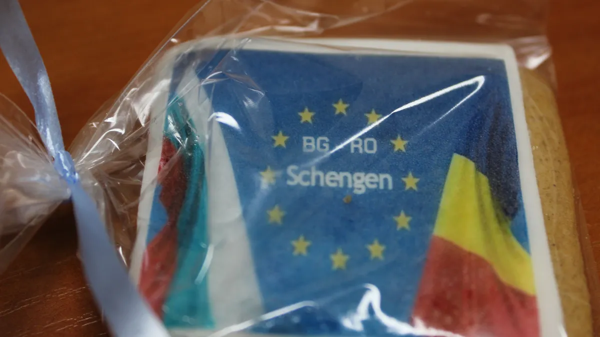 С бисквитки с надпис BG-RO Schengen посрещат преминаващите през ГКПП „Дунав мост“ при Русе – Гюргево 