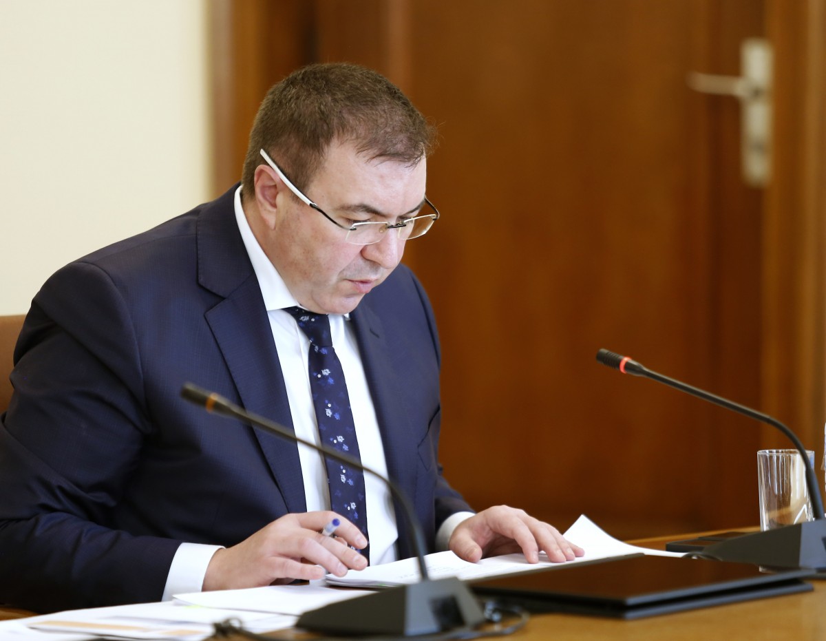 Първо ще се ваксинират лекари, сестри, санитари и полицаи. България обсъжда осма ваксина