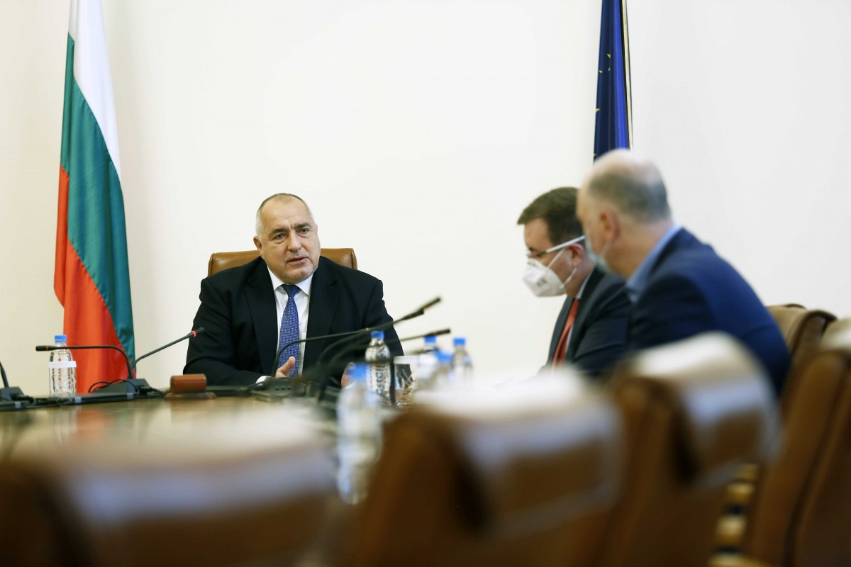 Полетите от Великобритания се възобновяват, ще има тест и карантина