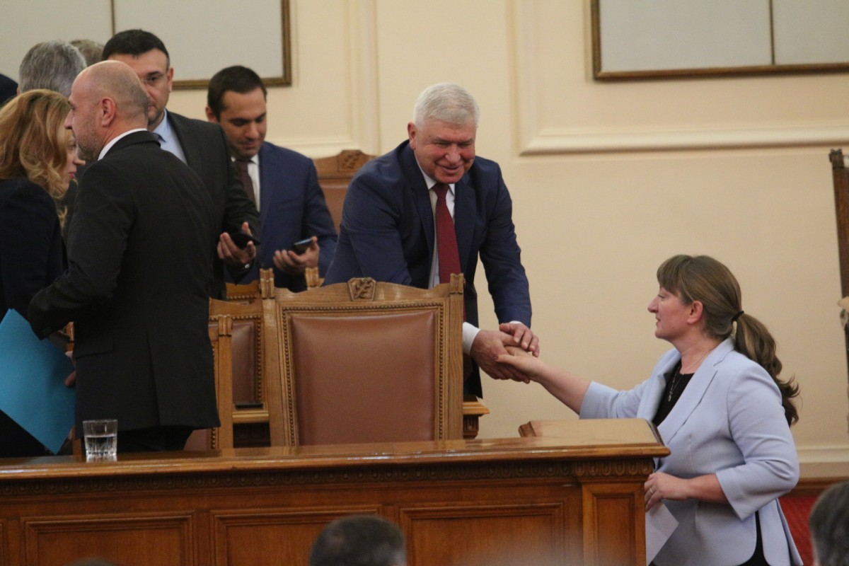 Сачева дава отговор в НС за обща европейска минимална заплата