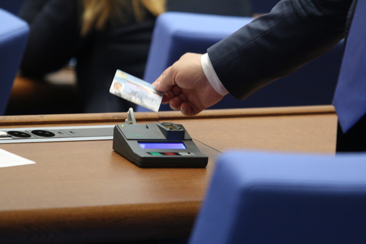 Само двама министри на парламентарния контрол
