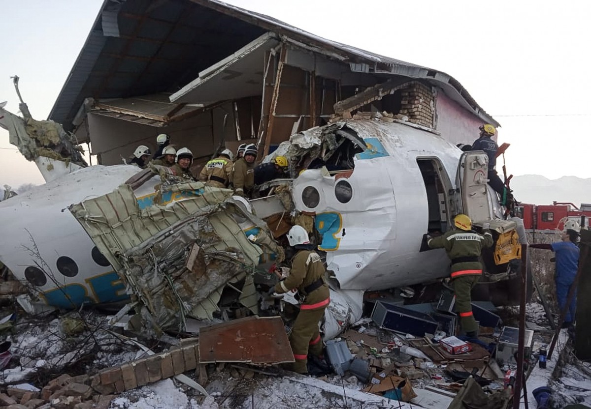 Самолет със 100 души на борда катастрофира в Казахстан